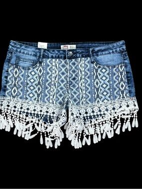 NWT LEI “Ashley” low rise Aztec print crochet hem denim shorts size 13